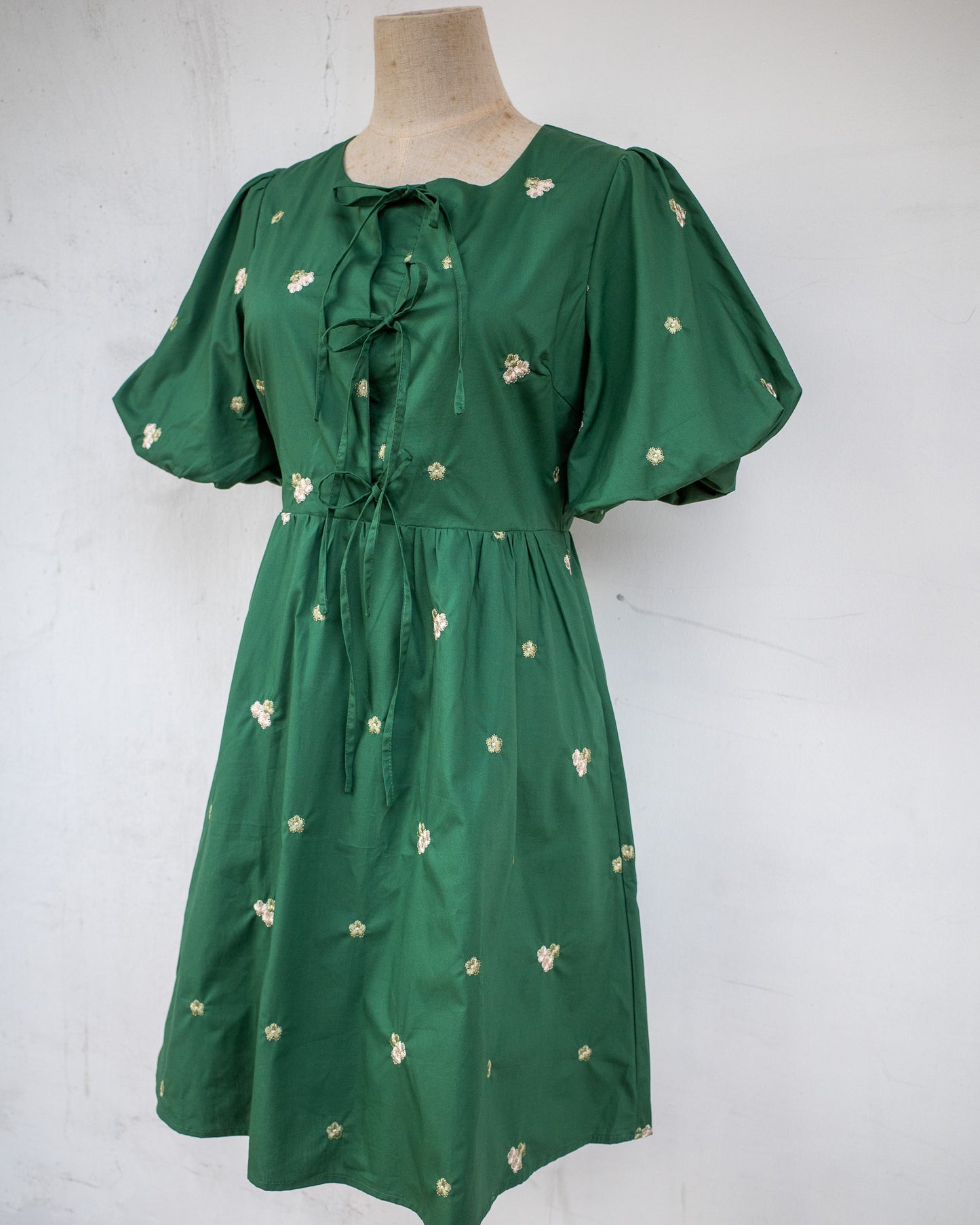 THE MAD THEORIES Cassie Embroidered Ribbon Tie Short Dress